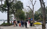 Cận cảnh Hồ Gươm, Hà Nội tấp nập khách du xuân ngày mùng 4 Tết