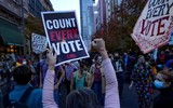 [Ảnh] Hai ngày sau bầu cử: Nước Mỹ chia rẽ và nín thở chờ kết quả