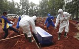 [Ảnh] Indonesia: Tình nguyện viên phải giúp phu đào mộ vì làm việc ‘không xuể’