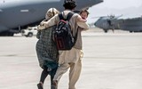 [Ảnh] Người tị nạn Afghanistan đến Mỹ trải qua sàng lọc an ninh thế nào?