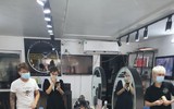 [Ảnh] Công an Hà Nội vận động chủ các cửa hàng ăn, uống chỉ bán mang về, đóng cửa cắt tóc gội đầu
