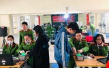 [Ảnh] Công an quận Thanh Xuân đến tận nhà cấp căn cước gắn chíp cho nhân dân