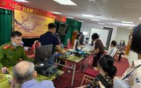 [Ảnh] Công an quận Thanh Xuân đến tận nhà cấp căn cước gắn chíp cho nhân dân