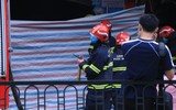 [Ảnh] Lực lượng cứu hộ xuyên đêm tìm nạn nhân mất tích trong đám cháy ở Tôn Đức Thắng