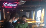 [Ảnh] Công an cơ sở tuyên truyền nhắc nhở đóng cửa quán bia 