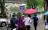 [Ảnh] Xúc động hình ảnh nhường áo mưa, ô cho các thí sinh trong cơn mưa lớn