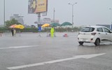 [Ảnh] Lực lượng phòng chống dịch đội mưa làm nhiệm vụ tại các tuyến ra vào cửa ngõ Thủ đô