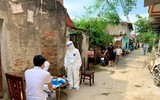 [Ảnh] Tiếp tục lấy mẫu xét nghiệm cho gần 5000 dân ở thôn Bùng, xã Phùng Xá 