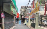 [Ảnh] Xúc động hình ảnh chiến sỹ Công an phường Thanh Xuân Trung trong tâm dịch 328 - 330 Nguyễn Trãi