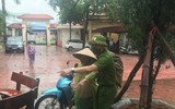 [Ảnh] Không ngại mưa lớn, lực lượng Công an về xã cấp căn cước gắn chip cho nhân dân