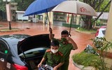 [Ảnh] Không ngại mưa lớn, lực lượng Công an về xã cấp căn cước gắn chip cho nhân dân