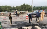 Cận cảnh hiện trường vụ cháy xe container trên cầu Thanh Trì