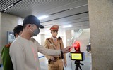 Người dân hào hứng trải nghiệm quét QR code của Bộ Công an trên tuyến Cát Linh - Hà Đông