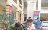 Những công dân đầu tiên hoàn thành đăng ký xe máy tại trụ sở Công an xã ở Thạch Thất