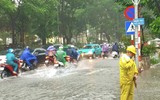 Hình ảnh Cảnh sát giao thông Hà Nội đội mưa lớn, phân luồng giúp nhân dân đi lại an toàn