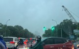 Hình ảnh Cảnh sát giao thông Hà Nội đội mưa lớn, phân luồng giúp nhân dân đi lại an toàn