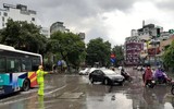 Cảnh sát giao thông dầm mình trong mưa lớn, đường ngập để phân luồng chống ùn tắc