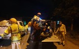 Cảnh sát giao thông tặng đồ ăn, nước uống, dẫn đường để người dân về quê tránh dịch