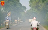 Khói rơm rạ bủa vây người tham gia giao thông tại Hà Nội