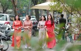 Phụ nữ Công an Thủ đô thướt tha với áo dài truyền thống