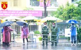 Những hình ảnh đẹp về Công an Hà Nội đội mưa đảm bảo ANTT tại các điểm thi