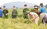 Giữa tâm dịch, Công an Bắc Giang giúp người dân thu hoạch nông sản