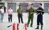 Xem cán bộ, đoàn viên công đoàn Công an Hà Nội xử lý tình huống cháy nổ 
