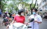 Phụ huynh hồi hộp chờ con thi trong nắng nóng ở Hà Nội