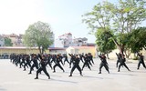 Cảnh sát Cơ động đội nắng luyện võ giữa thao trường