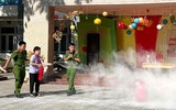 Xem học sinh tiểu học ở Hà Nội trải nghiệm làm lính cứu hỏa