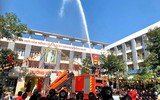Xem học sinh tiểu học ở Hà Nội trải nghiệm làm lính cứu hỏa