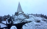 Cận cảnh đỉnh Fansipan huyền ảo trong băng tuyết 