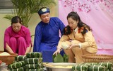 Nữ Cảnh sát giao thông Hà Nội gói bánh chưng xanh trao Tết nghĩa tình