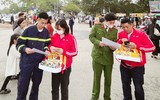Công an Hà Nội hướng dẫn người dân, cài đặt VNeID tại lễ hội