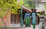 Nữ chiến sỹ Công an Hà Nội duyên dáng, khoe sắc trong tà áo dài truyền thống