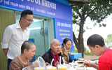 Quán cơm 2.000 đồng ở Hà Nội và nụ cười của những bệnh nhân ung thư