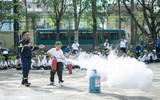 Học sinh Hà Nội học cách sinh tồn, thoát hiểm khi có cháy