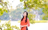Phụ nữ Thủ đô thướt tha diện áo dài tại phố đi bộ Hồ Gươm 