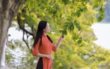 Phụ nữ Thủ đô thướt tha diện áo dài tại phố đi bộ Hồ Gươm 