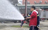 Gần 400 học sinh ở Hà Nội trải nghiệm kỹ năng chữa cháy, thoát hiểm