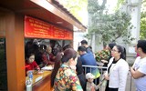 Phố đi bộ hồ Hoàn Kiếm thu hút người dân vui chơi dịp Tết Dương lịch 2024