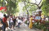 Phố đi bộ hồ Hoàn Kiếm thu hút người dân vui chơi dịp Tết Dương lịch 2024
