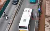 Rủi ro tai nạn giao thông khi đứng chờ xe buýt ở đường Âu Cơ