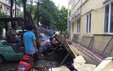 [ẢNH] Bức tường đổ sập sau trận mưa, đè bẹp 13 chiếc xe ô tô