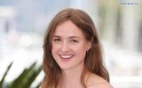 [ẢNH] Vẻ đẹp gợi cảm của Nữ diễn viên đoạt Cành Cọ Vàng ở Cannes 2021 