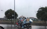 Người dân đội mưa trở lại thành phố sau kỳ nghỉ Tết Nhâm Dần