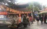 Hàng nghìn người đổ về Phủ Tây Hồ, chùa Hà lễ đầu năm 