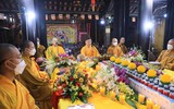 Người dân vái vọng ngoài cổng dự lễ cầu an trực tuyến ở chùa Phúc Khánh