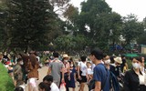 Hàng nghìn người đổ về công viên Thủ Lệ ngày 30/4