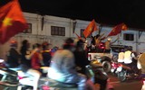 Biển người Hà Nội đổ ra đường cổ vũ, ăn mừng chiến thắng của U23 Việt Nam